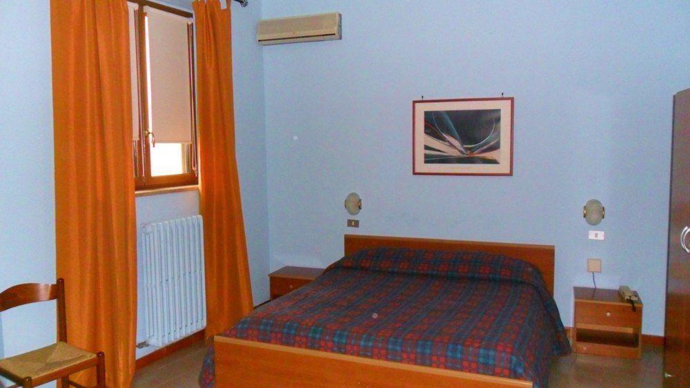 ג'ובינאצו Hotel Mediterraneo מראה חיצוני תמונה